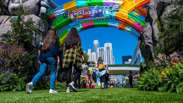 Salesforce corta 1.000 empregos e foca em contratar vendedores para produtos de IA Salesforce corta 1.000 empregos e foca em contratar vendedores para produtos de IA