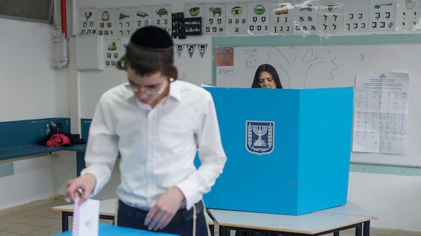 Netanyahu supera a Eisenkot con la mitad de los votos escrutados en las elecciones de Israel Netanyahu supera a Eisenkot con la mitad de los votos escrutados en las elecciones de Israel