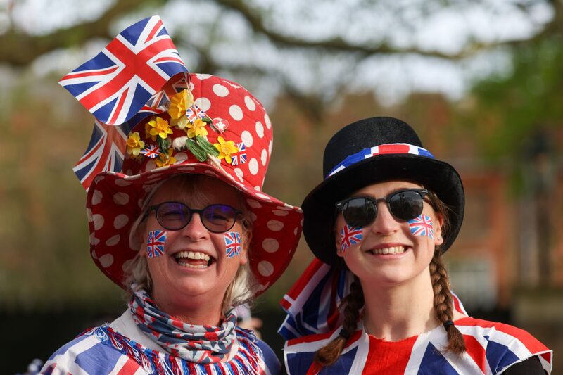 Visitantes usando chapéus com a bandeira do Reino Unido neste sábado (6), dia da coroação do rei Charles III, em Londres Visitantes usando chapéus com a bandeira do Reino Unido neste sábado (6), dia da coroação do rei Charles III, em Londres