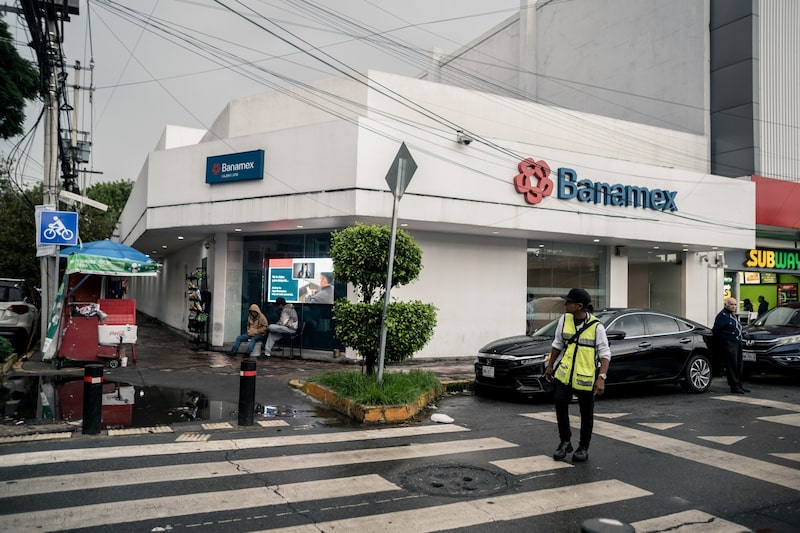 Una sucursal de Banamex. Una sucursal de Banamex.