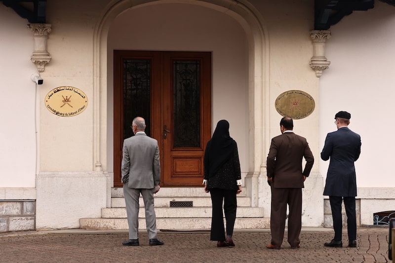 En la foto, una vista general afuera del Consulado General de Omán mientras delegaciones de Estados Unidos e Irán mantienen conversaciones formales en Ginebra. Fotógrafo: Sedat Suna/Getty Images. En la foto, una vista general afuera del Consulado General de Omán mientras delegaciones de Estados Unidos e Irán mantienen conversaciones formales en Ginebra. Fotógrafo: Sedat Suna/Getty Images.
