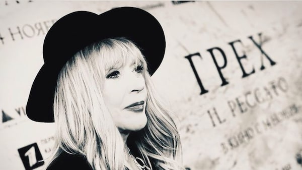 La artista más famosa de Rusia condena a Putin por la guerra contra Ucrania La artista más famosa de Rusia condena a Putin por la guerra contra Ucrania