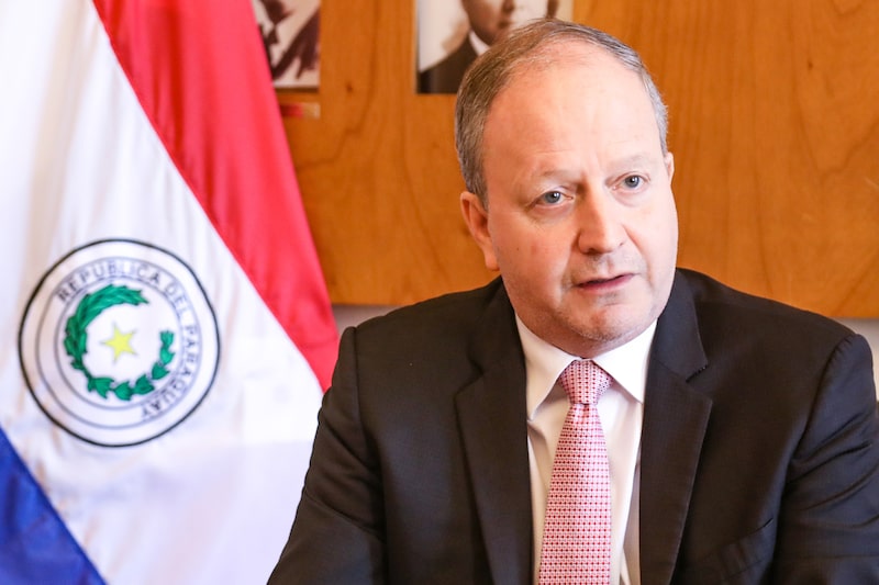 Ministro de Finanzas del Paraguay, Carlos Fernández busca el balance entre los extremos de sus vecinos, Argentina y Brasil. Ministro de Finanzas del Paraguay, Carlos Fernández busca el balance entre los extremos de sus vecinos, Argentina y Brasil.