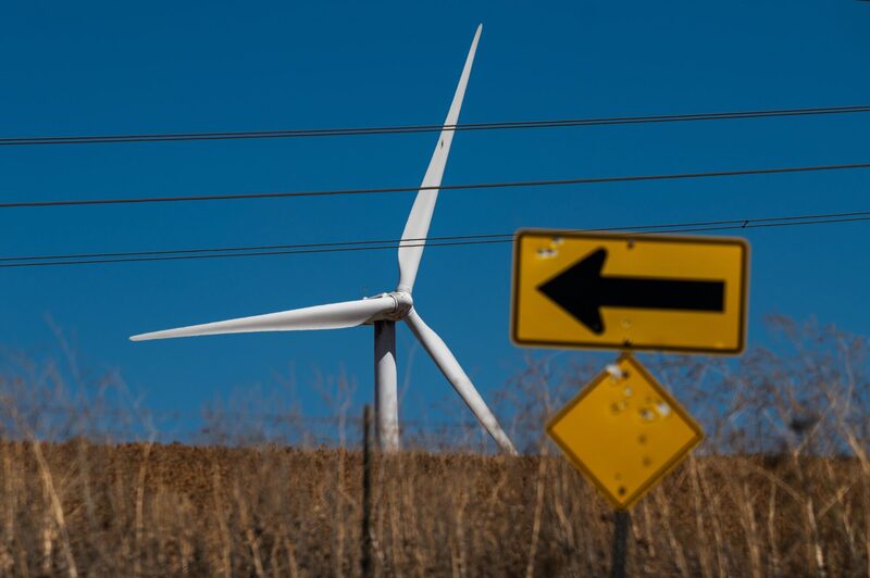 Una turbina eólica en Rio Vista, California. Una turbina eólica en Rio Vista, California.