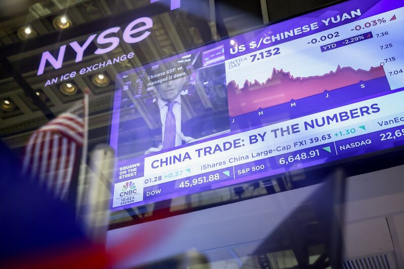 Una televisión retransmite noticias sobre el comercio chino en la sala de la Bolsa de Nueva York (NYSE), en Nueva York, Estados Unidos. Una televisión retransmite noticias sobre el comercio chino en la sala de la Bolsa de Nueva York (NYSE), en Nueva York, Estados Unidos.