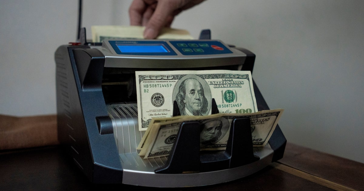 Bancos argentinos prestan seis de cada 10 dólares que reciben, pero el Gobierno busca que sean más