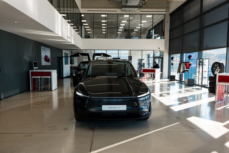 Un vehículo eléctrico Model Y de Tesla Inc. en una sala de exposición en Marsella. Un vehículo eléctrico Model Y de Tesla Inc. en una sala de exposición en Marsella.