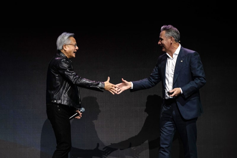 Jensen Huang (izquierda) y Matt Murphy, director ejecutivo de Marvell Technology, en Taipéi, el 2 de junio. Fotógrafo: Lam Yik Fei/Bloomberg Jensen Huang (izquierda) y Matt Murphy, director ejecutivo de Marvell Technology, en Taipéi, el 2 de junio. Fotógrafo: Lam Yik Fei/Bloomberg
