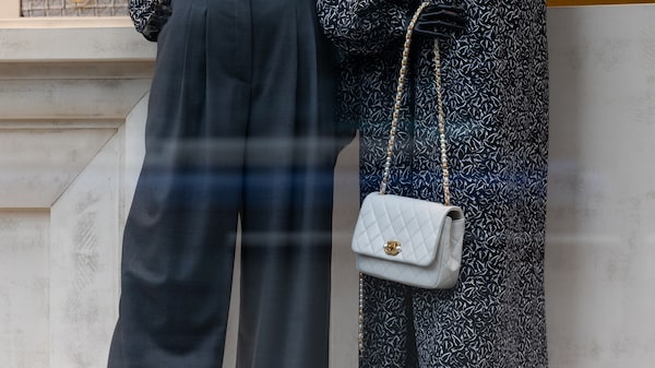 Setor de luxo busca contornar os percalços da guerra e manter otimismo para 2026 Setor de luxo busca contornar os percalços da guerra e manter otimismo para 2026