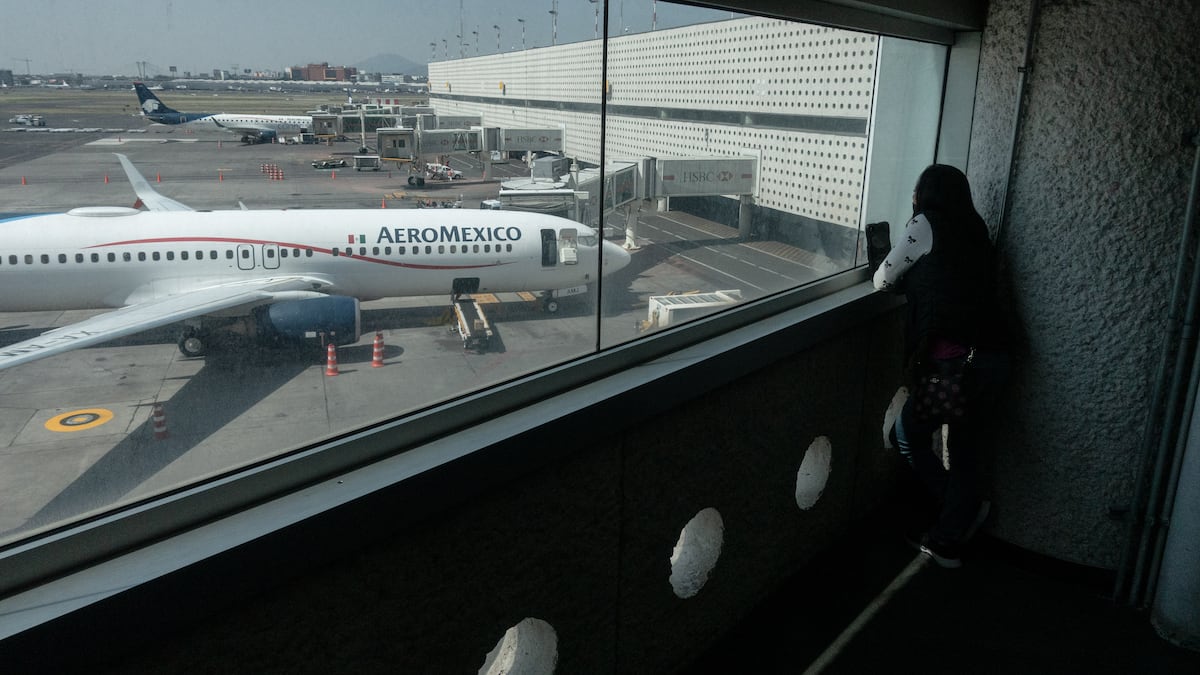 Una aeronave de Grupo Aeroméxico en el Aeropuerto Internacional Benito Juárez (MEX), en la Ciudad de México.