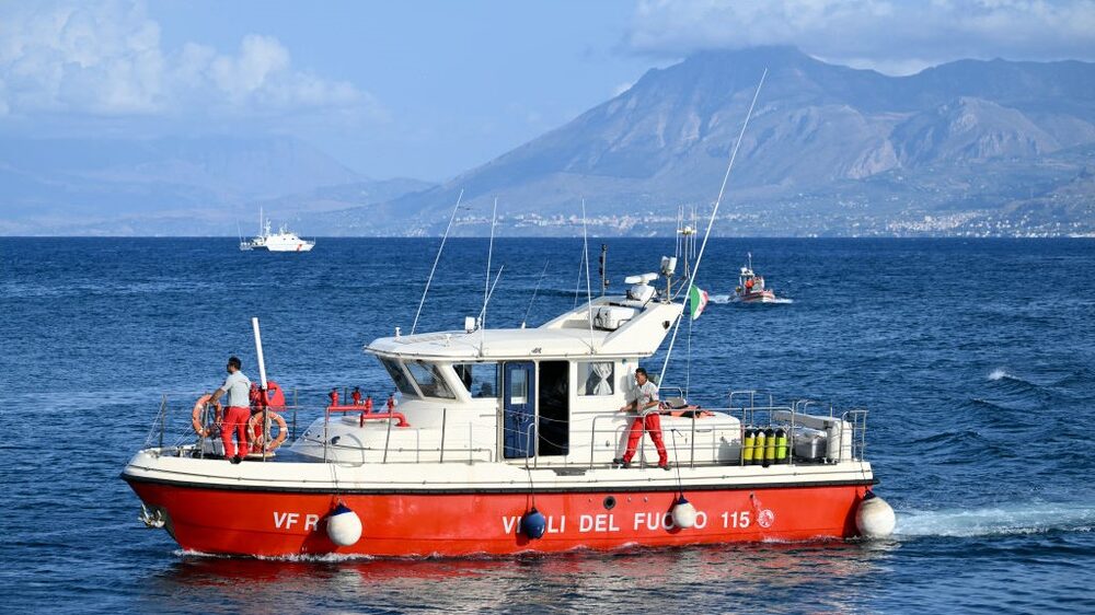 Un barco de rescate de los Vigili del Fuoco, el cuerpo italiano. de Bomberos opera frente a Porticello, cerca de Palermo, el 20 de agosto de 2024, un día después de que se hundiera el yate de lujo Bayesian, de bandera británica. (Foto de ALBERTO PIZZOLI/AFP vía Getty Images) Un barco de rescate de los Vigili del Fuoco, el cuerpo italiano. de Bomberos opera frente a Porticello, cerca de Palermo, el 20 de agosto de 2024, un día después de que se hundiera el yate de lujo Bayesian, de bandera británica. (Foto de ALBERTO PIZZOLI/AFP vía Getty Images)