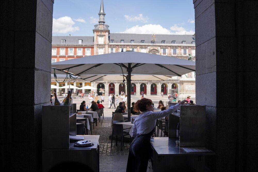 Um restaurante na Plaza Mayor (Fotógrafo: Manaure Quintero/Bloomberg) Um restaurante na Plaza Mayor (Fotógrafo: Manaure Quintero/Bloomberg)