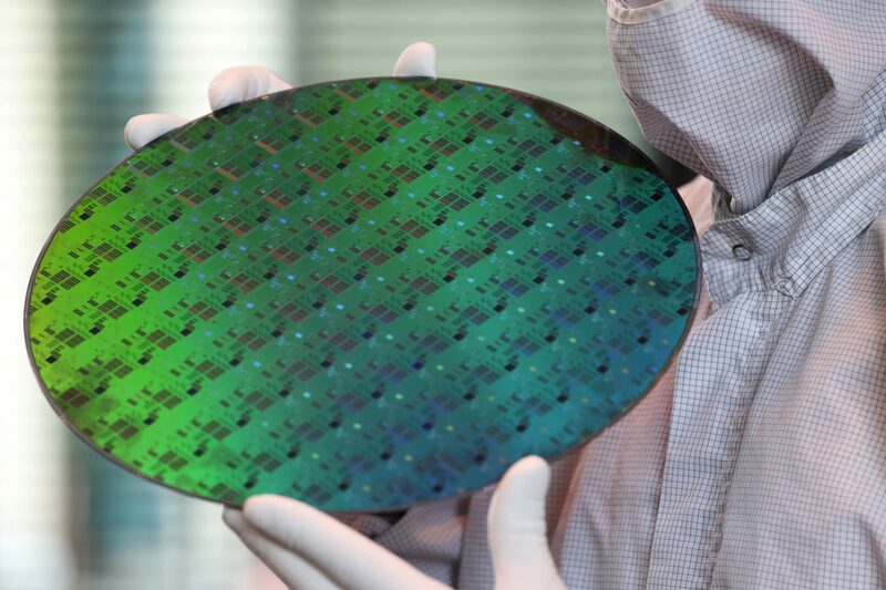 Una oblea de silicio de 300 milímetros en la planta de semiconductores de Globalfoundries en Dresden, Alemania Una oblea de silicio de 300 milímetros en la planta de semiconductores de Globalfoundries en Dresden, Alemania