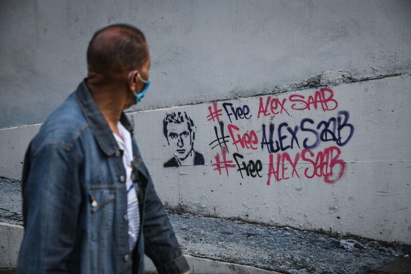 Un peatón pasa junto a una graffitti en Caracas de apoyo al empresario Alex Saab. Un peatón pasa junto a una graffitti en Caracas de apoyo al empresario Alex Saab.