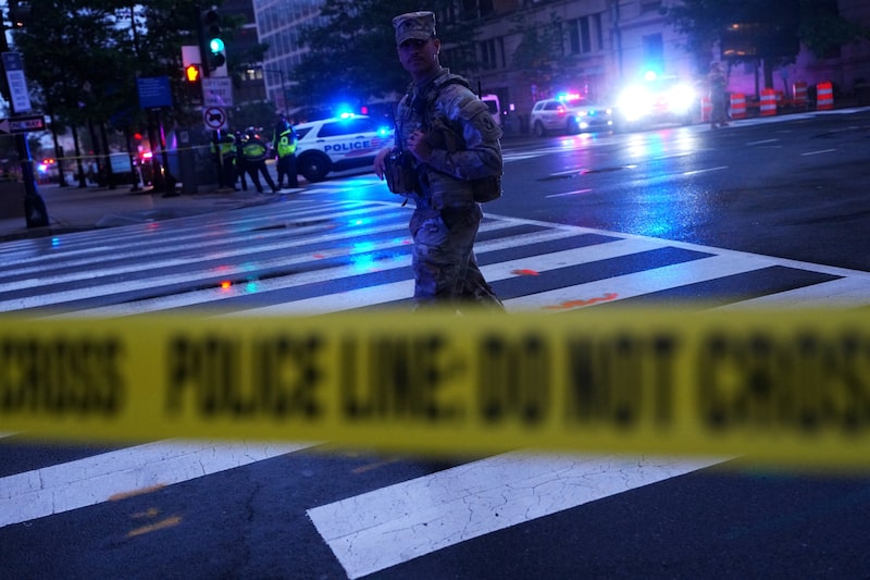 Agentes del orden público respondieron a los informes de disparos cerca de la Casa Blanca en Washington, DC, el 23 de mayo. Agentes del orden público respondieron a los informes de disparos cerca de la Casa Blanca en Washington, DC, el 23 de mayo.