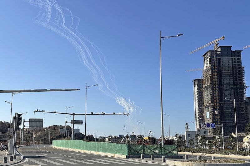 La foto muestra múltiples proyectiles lanzados desde la isla de Pingtan, en el estrecho de Taiwán, perteneciente a la ciudad china de Fuzhou, mientras China continúa sus maniobras militares alrededor de Taiwán el 30 de diciembre de 2025. La foto muestra múltiples proyectiles lanzados desde la isla de Pingtan, en el estrecho de Taiwán, perteneciente a la ciudad china de Fuzhou, mientras China continúa sus maniobras militares alrededor de Taiwán el 30 de diciembre de 2025.