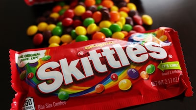 Skittles sem brilho: Mars elimina composto químico controverso de balas coloridas Skittles sem brilho: Mars elimina composto químico controverso de balas coloridas