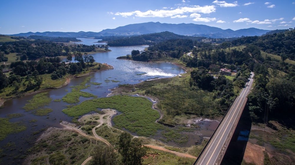 Redução do nível de reservatórios de usinas hidrelétricas é apenas uma das ameaças à economia Redução do nível de reservatórios de usinas hidrelétricas é apenas uma das ameaças à economia