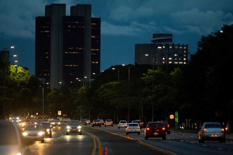 Vista de autos circulando cerca del Banco Central de Brasil en Brasilia. Vista de autos circulando cerca del Banco Central de Brasil en Brasilia.