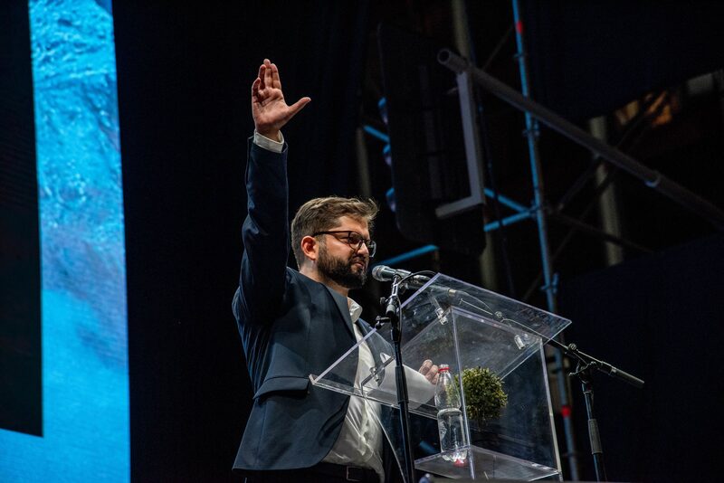 Gabriel Boric, presidente electo de Chile, gesticula durante un mitin de la noche electoral en Santiago, Chile, el domingo 19 de diciembre de 2021. El izquierdista Boric fue elegido presidente de Chile el domingo prometiendo impuestos más altos, industrias más verdes y mayor igualdad, después de aprovechar el descontento por una economía favorable a los inversores que ha dejado a muchos atrás. Gabriel Boric, presidente electo de Chile, gesticula durante un mitin de la noche electoral en Santiago, Chile, el domingo 19 de diciembre de 2021. El izquierdista Boric fue elegido presidente de Chile el domingo prometiendo impuestos más altos, industrias más verdes y mayor igualdad, después de aprovechar el descontento por una economía favorable a los inversores que ha dejado a muchos atrás.