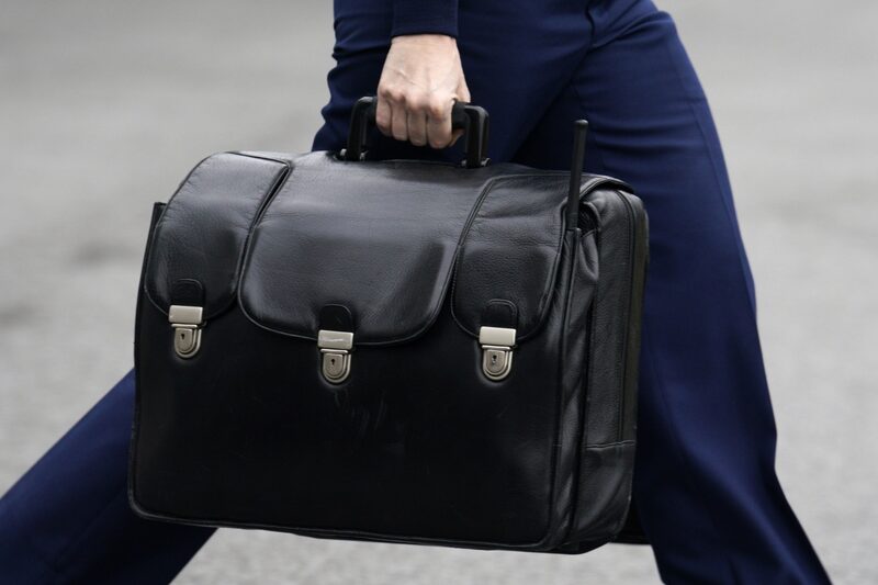 Los sectores que más tuvieron actividad en el área de fusiones y adquisiciones en Colombia fueron la banca e inversión; internet, software y los servicios de tecnología, entre otros. Los sectores que más tuvieron actividad en el área de fusiones y adquisiciones en Colombia fueron la banca e inversión; internet, software y los servicios de tecnología, entre otros.