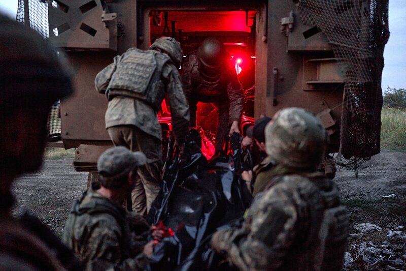 Un herido es retirado de una posición de infantería utilizando un vehículo blindado de combate durante una evacuación médica en la frontera entre las regiones de Donetsk y Dnipropetrovsk el 21 de julio de 2025. Fotógrafo: Kostiantyn Liberov/Libkos/Getty Images Un herido es retirado de una posición de infantería utilizando un vehículo blindado de combate durante una evacuación médica en la frontera entre las regiones de Donetsk y Dnipropetrovsk el 21 de julio de 2025. Fotógrafo: Kostiantyn Liberov/Libkos/Getty Images