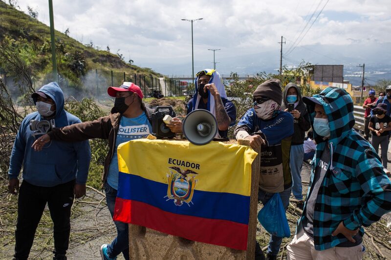 Manifestantes bloquean una carretera durante una protesta del movimiento indígena en Ecuador. Manifestantes bloquean una carretera durante una protesta del movimiento indígena en Ecuador.