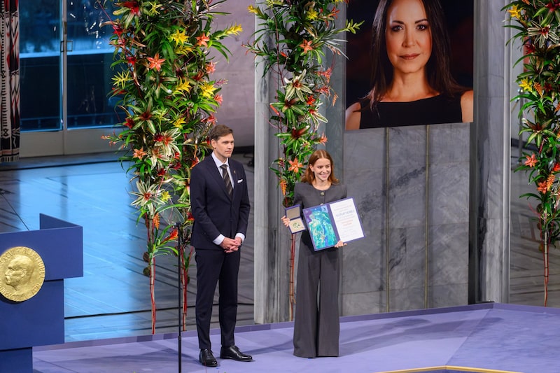 Jorgen Watne Frydnes, presidente del Comité Noruego del Nobel, a la izquierda, y Ana Corina Sosa Machado, hija de la líder opositora venezolana María Corina Machado, a la derecha, en la ceremonia de entrega del Premio Nobel de la Paz 2025. Fotografía: Naina Helén Jåma/Bloomberg Jorgen Watne Frydnes, presidente del Comité Noruego del Nobel, a la izquierda, y Ana Corina Sosa Machado, hija de la líder opositora venezolana María Corina Machado, a la derecha, en la ceremonia de entrega del Premio Nobel de la Paz 2025. Fotografía: Naina Helén Jåma/Bloomberg