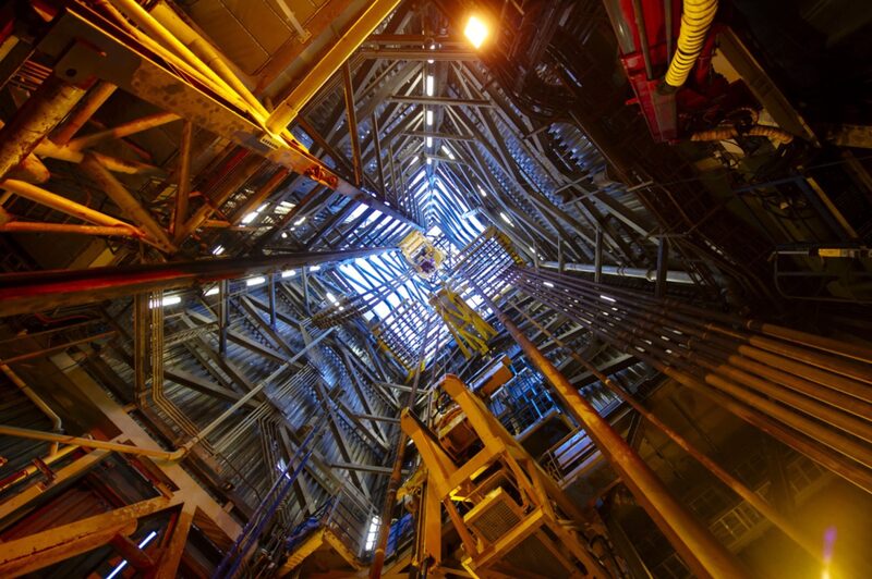 Una estructura de torre de perforación se encuentra a bordo de la plataforma de gas en alta mar Oseberg A, operada por Statoil ASA en el yacimiento petrolífero del Mar del Norte de Oseberg, a 140 km de Bergen (Noruega). Una estructura de torre de perforación se encuentra a bordo de la plataforma de gas en alta mar Oseberg A, operada por Statoil ASA en el yacimiento petrolífero del Mar del Norte de Oseberg, a 140 km de Bergen (Noruega).