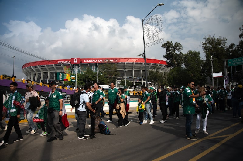 Asistentes hacen fila antes del partido inaugural de la Copa Mundial 2026 en el Estadio Banorte de la Ciudad de México, México, el jueves 11 de junio de 2026. Se espera que la ceremonia de inauguración de la Copa Mundial atraiga a una gran audiencia de todo el mundo, además de las aproximadamente 90.000 personas que asistirán en persona. Fotógrafo: Mayolo López Gutiérrez/Bloomberg Asistentes hacen fila antes del partido inaugural de la Copa Mundial 2026 en el Estadio Banorte de la Ciudad de México, México, el jueves 11 de junio de 2026. Se espera que la ceremonia de inauguración de la Copa Mundial atraiga a una gran audiencia de todo el mundo, además de las aproximadamente 90.000 personas que asistirán en persona. Fotógrafo: Mayolo López Gutiérrez/Bloomberg
