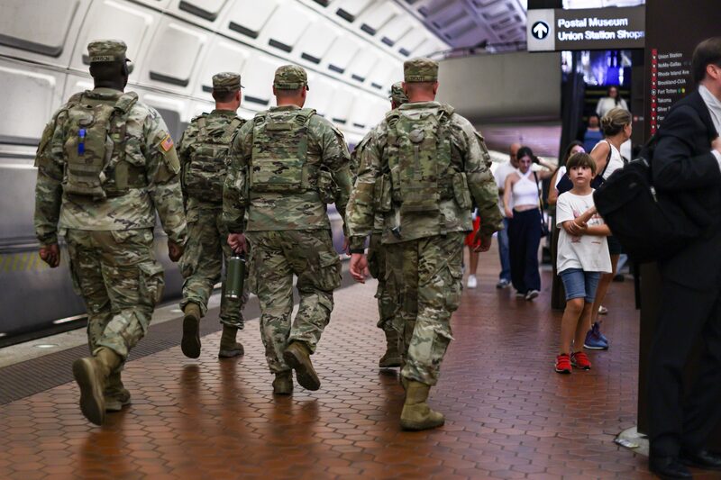 Miembros de la Guardia Nacional patrullan la estación de metro Union Station en Washington el 20 de agosto. Foto: Valerie Plesch/Bloomberg Miembros de la Guardia Nacional patrullan la estación de metro Union Station en Washington el 20 de agosto. Foto: Valerie Plesch/Bloomberg
