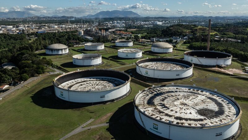 Petrobras reduz em 2% o plano de investimentos até 2030 diante de baixa do petróleo Petrobras reduz em 2% o plano de investimentos até 2030 diante de baixa do petróleo