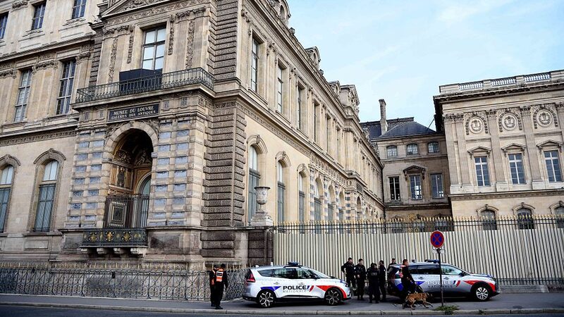 Polícia da França detém suspeitos de roubo de joias do Louvre após uma semana Polícia da França detém suspeitos de roubo de joias do Louvre após uma semana