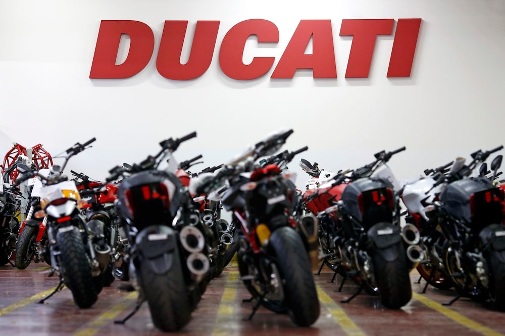 Motocicletas Ducati, producidas por Ducati Motor Holding SpA, una unidad de Volkswagen AG (VW), permanecen estacionadas antes de su entrega en la fábrica de la compañía en Bolonia, Italia. Motocicletas Ducati, producidas por Ducati Motor Holding SpA, una unidad de Volkswagen AG (VW), permanecen estacionadas antes de su entrega en la fábrica de la compañía en Bolonia, Italia.