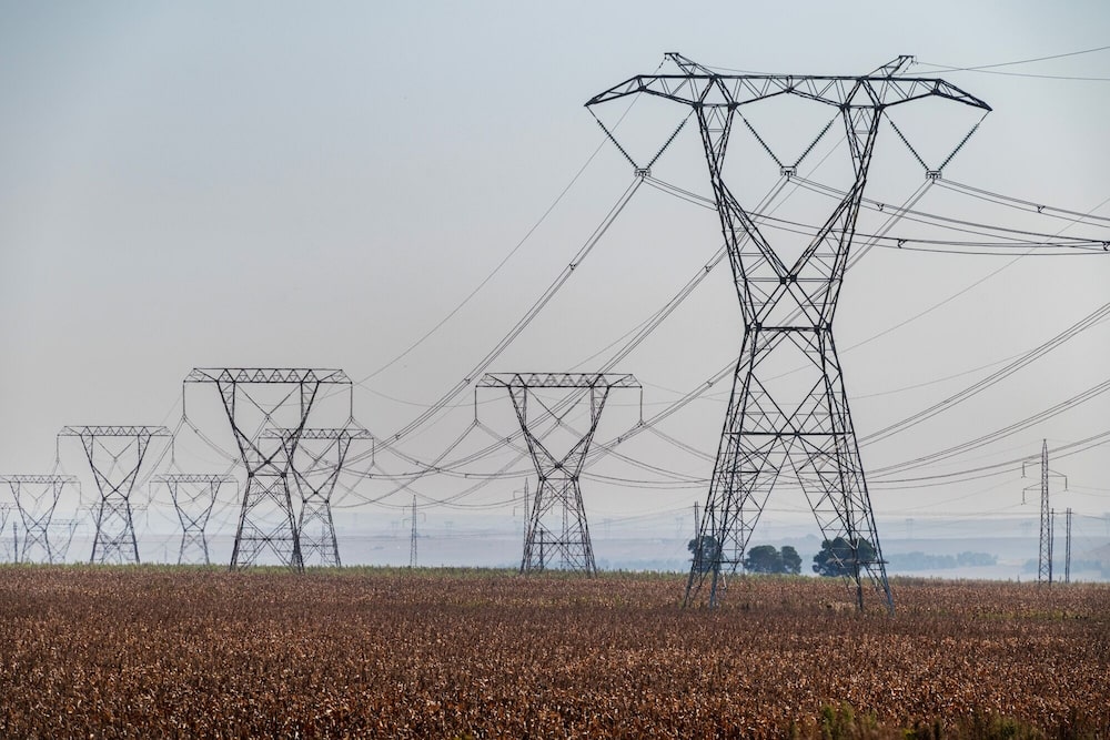 Varias líneas eléctricas de alta tensión en la fotografía de referencia. Varias líneas eléctricas de alta tensión en la fotografía de referencia.