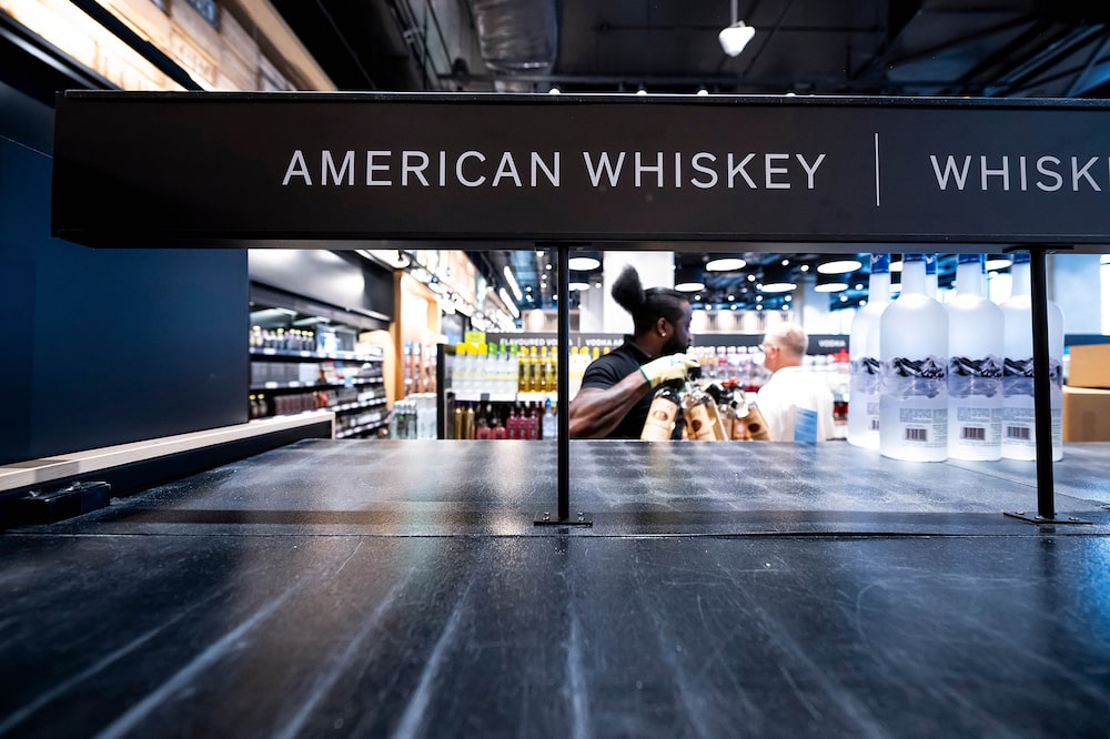 Un empleado retira botellas de vodka Tito’s, fabricado en Estados Unidos, de una licorería de Ontario. Un empleado retira botellas de vodka Tito’s, fabricado en Estados Unidos, de una licorería de Ontario.