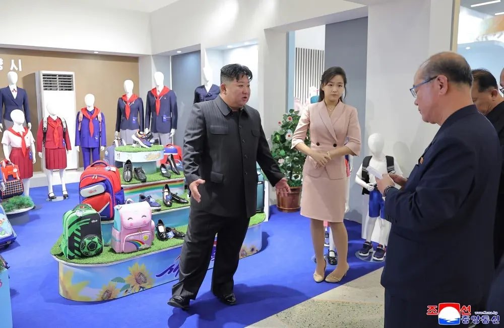 Kim Jong-un y su hija Ju-ae visitan la Exposición de Prendas de Ropa y Calzado en Pyongyang el 19 de octubre, según imágenes difundidas por la cadena estatal Korean Central Television el 20 de octubre. Kim Jong-un y su hija Ju-ae visitan la Exposición de Prendas de Ropa y Calzado en Pyongyang el 19 de octubre, según imágenes difundidas por la cadena estatal Korean Central Television el 20 de octubre.