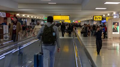 Taxa de US$ 100 mil para vistos H-1B provoca confusão e cancelamento de viagens Taxa de US$ 100 mil para vistos H-1B provoca confusão e cancelamento de viagens