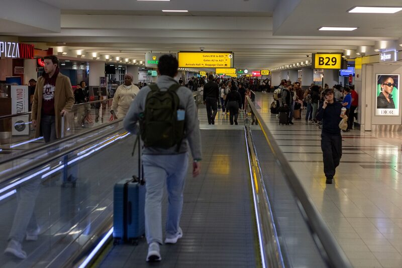 Aeroporto de JFK, em Nova York: incertezas em torno de como a mudança será aplicada e executada causaram confusão e consternação em todo o setor privado americano. (Foto: Shelby Knowles/Bloomberg) Aeroporto de JFK, em Nova York: incertezas em torno de como a mudança será aplicada e executada causaram confusão e consternação em todo o setor privado americano. (Foto: Shelby Knowles/Bloomberg)