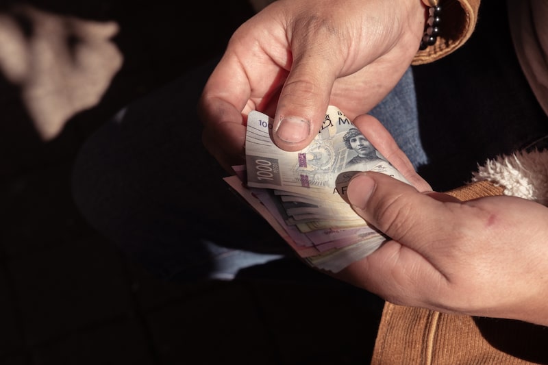 En México, el aumento de la variedad de productos financieros que se ofrecen se ha topado con una obstinada dependencia de los billetes y las monedas. En México, el aumento de la variedad de productos financieros que se ofrecen se ha topado con una obstinada dependencia de los billetes y las monedas.