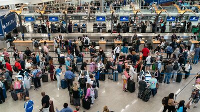 EE.UU. reducirá en 10% la capacidad en varios aeropuertos mientras persiste el cierre EE.UU. reducirá en 10% la capacidad en varios aeropuertos mientras persiste el cierre