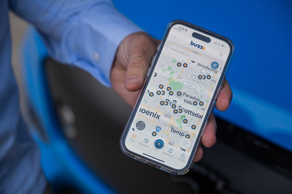 Lançado em 2022, o aplicativo Buzze permite que os motoristas reservem espaços carregamento nas casas das pessoas Lançado em 2022, o aplicativo Buzze permite que os motoristas reservem espaços carregamento nas casas das pessoas