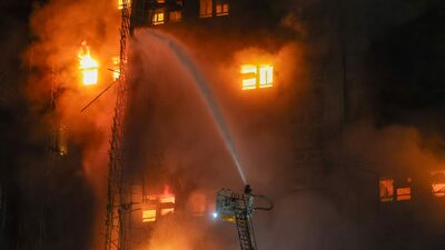 Tres detenidos por incendio en complejo residencial en Hong Kong: investigan andamio de bambú Tres detenidos por incendio en complejo residencial en Hong Kong: investigan andamio de bambú