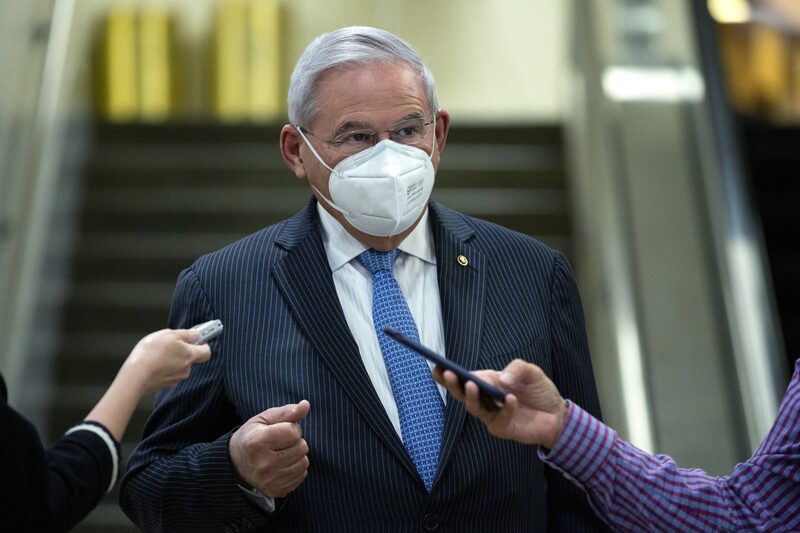 El senador estadounidense Bob Menéndez, demócrata de Nueva Jersey, habla con los medios de comunicación mientras camina por el metro del Senado en el Capitolio en Washington, D.C., el martes 19 de mayo de 2020. El senador estadounidense Bob Menéndez, demócrata de Nueva Jersey, habla con los medios de comunicación mientras camina por el metro del Senado en el Capitolio en Washington, D.C., el martes 19 de mayo de 2020.