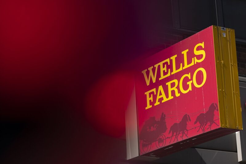 Wells Fargo espera ahora que los gastos sin intereses caigan sólo un 2,8% hasta los US$54.000 millones este año, frente a una previsión anterior de US$52.600 millones. Wells Fargo espera ahora que los gastos sin intereses caigan sólo un 2,8% hasta los US$54.000 millones este año, frente a una previsión anterior de US$52.600 millones.