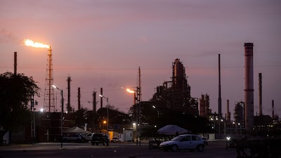 Petróleo opera em queda e futuros em NY sobem na abertura dos mercados pós-Venezuela Petróleo opera em queda e futuros em NY sobem na abertura dos mercados pós-Venezuela