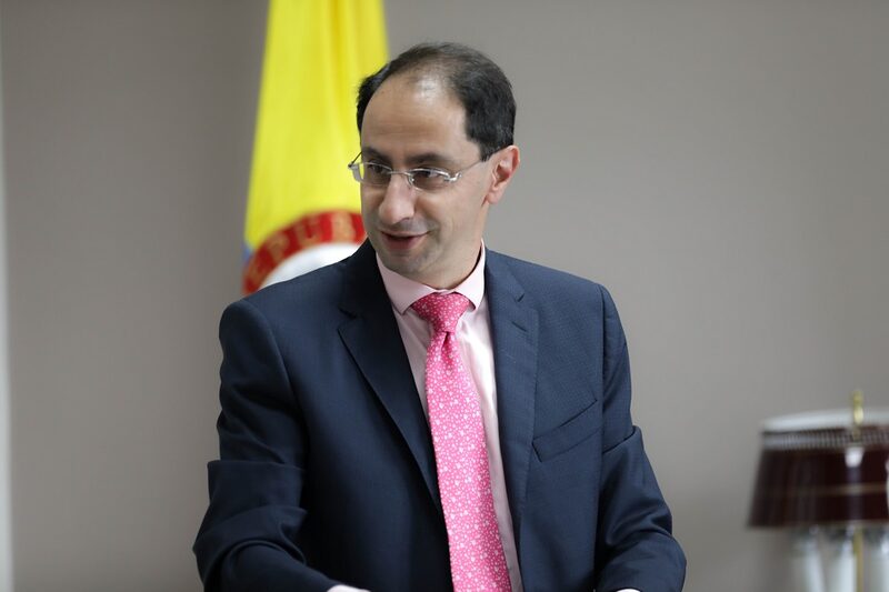 Colombia reduce meta de déficit fiscal a 7,6% ante mejora económica. Colombia reduce meta de déficit fiscal a 7,6% ante mejora económica.