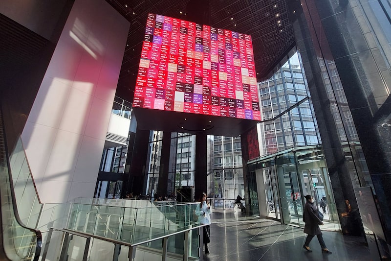 Una pantalla muestra el aumento de los precios de las acciones en Tokio el 5 de enero. Foto: Takaaki Iwabu/Bloomberg Una pantalla muestra el aumento de los precios de las acciones en Tokio el 5 de enero. Foto: Takaaki Iwabu/Bloomberg