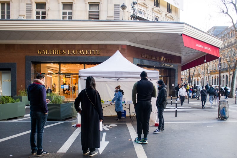 Una instalación de pruebas de Covid-19 en una carpa fuera de los grandes almacenes Galleries Lafayette, en París, Francia. Una instalación de pruebas de Covid-19 en una carpa fuera de los grandes almacenes Galleries Lafayette, en París, Francia.