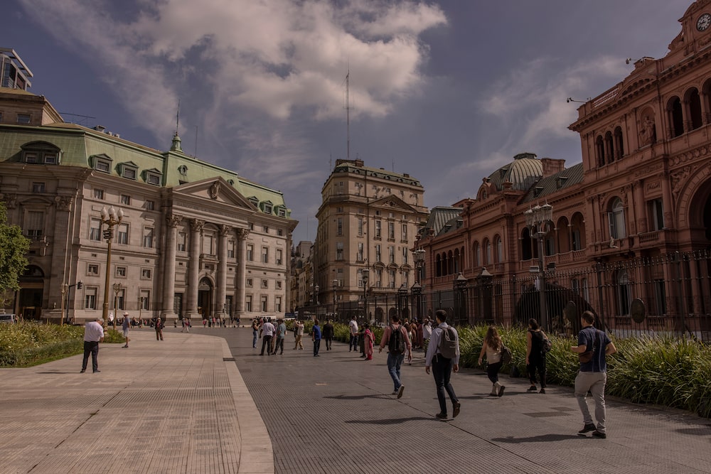 Los peatones caminan por la Plaza de Mayo, cerca de la Casa Rosada y el Banco Nación de Argentina en Buenos Aires, Argentina, el miércoles 10 de diciembre de 2025. Los peatones caminan por la Plaza de Mayo, cerca de la Casa Rosada y el Banco Nación de Argentina en Buenos Aires, Argentina, el miércoles 10 de diciembre de 2025.